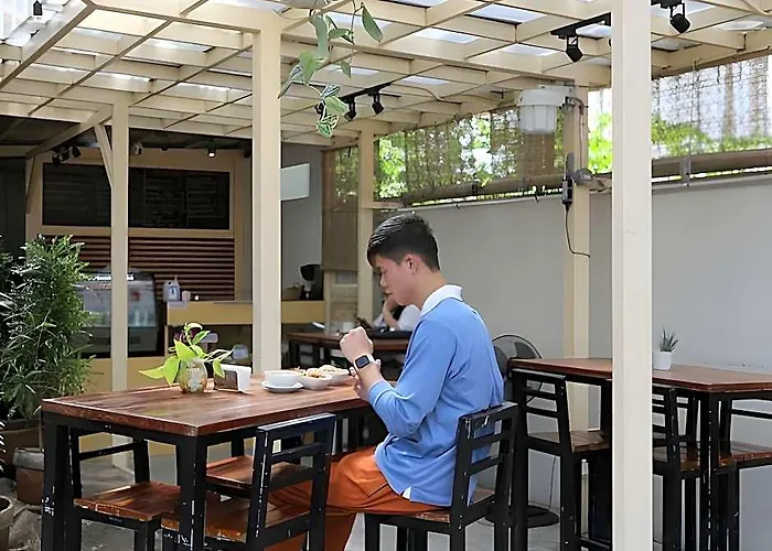 Отель The Cityflats Amorsolo